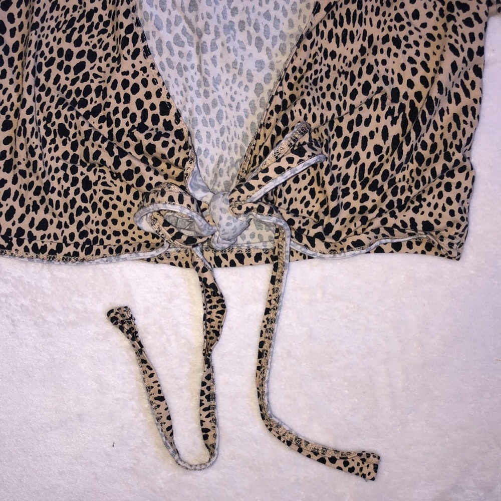Brandy Melville Cotton Leopard Tie Front Short Sleeve Crop Top - Picture 3 of 5